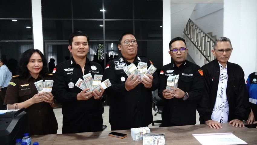 Tim Penyidik Kejati Kepri Menerima Pengembalian Kerugian Keuangan Negara Sebesar $272.497 dari Dirut PT BDP dalam Perkara Tipikor PNBP.