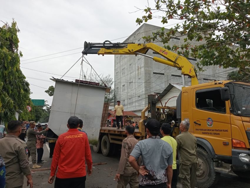 Akan Direlokasi ke Jalan Sutomo, PKL di Jalan Diponegoro Ditertibkan