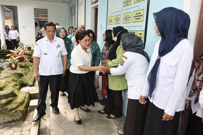 Ketua TP PKK Kota Pematang Siantar berkunjung ke Kantor Camat Siantar Barat dan Kantor Lurah Martoba Kecamatan Siantar Utara