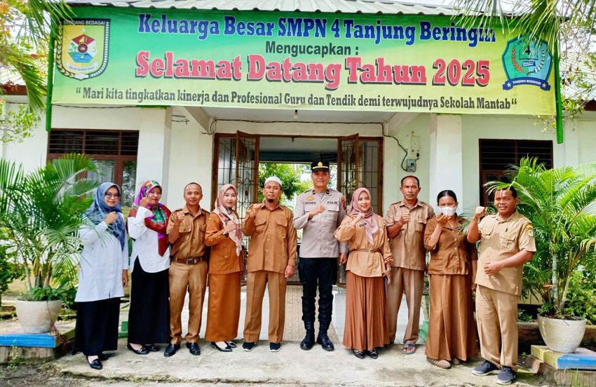 Polri Dukung Siswa SMPN 4 Tanjung Beringin Tumbuhkan Kepedulian dan Prestasi Lewat Upacara Bendera