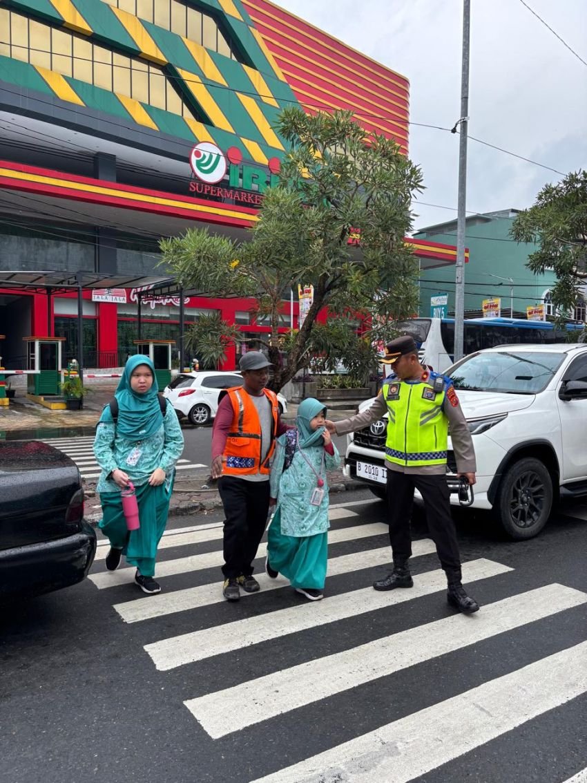 Kapolsek Sunggal Kompol Bambang Gunanti Pastikan Keamanan dan Kelancaran Lalin di Sekitar YPSH Setia Budi