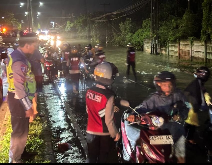 Polisi Hadir untuk Masyarakat: Ditsamapta Polda Sumut Turun Langsung Bantu Warga Hadapi Banjir