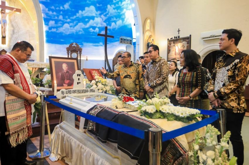 Rico Waas Hadiri Misa Requiem, Ungkapkan Bela Sungkawa atas Wafatnya Uskup Emeritus Monsignor Alfred Gonti Pius Datubara