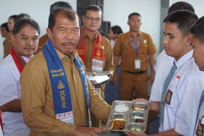 Wabup Toba Audi Murphy Dampingi Sabam Rajagukguk Tinjau MBG