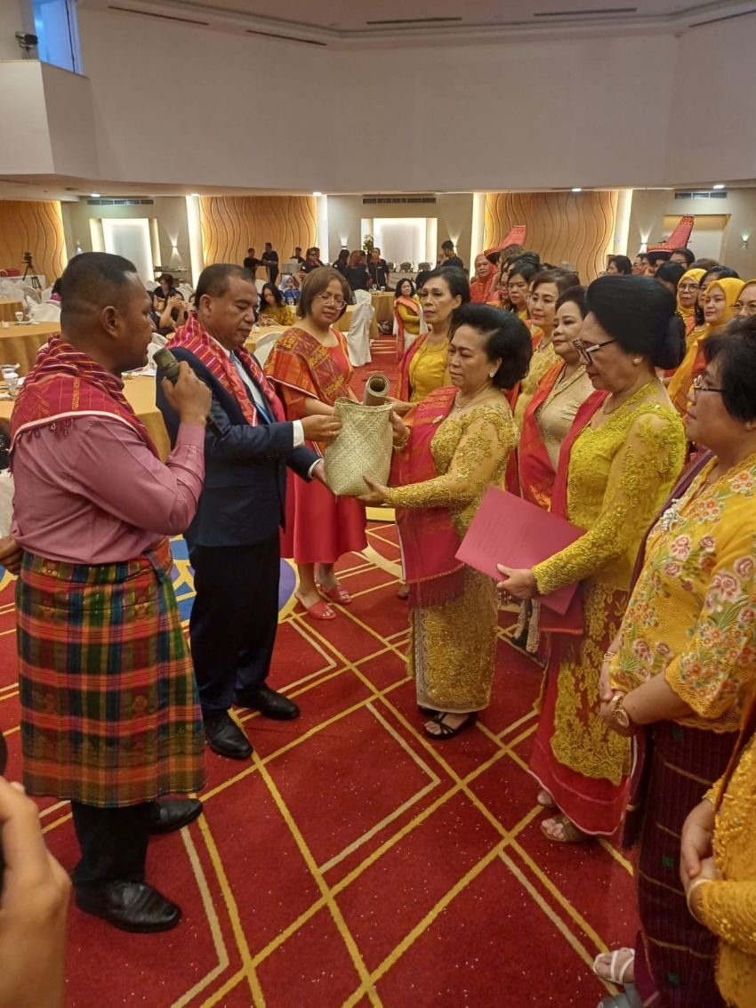 Antonius Ginting dan Badikenita Sitepu Hadiri Pelantikan Pengurus Wanita Karo Indonesia 2025-2030