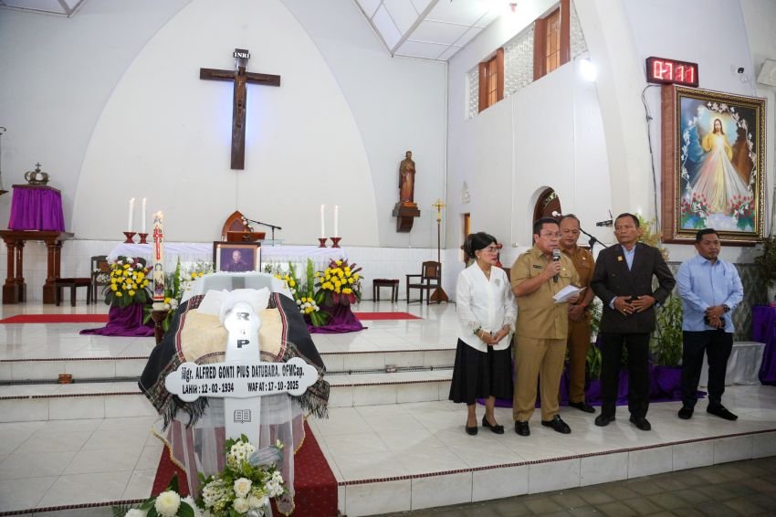 Walikota melayat almarhum Uskup Emeritus Keuskupan Agung Medan Mgr Alfred Gonti Pius Datubara OFMCap, di Gereja Katolik Paroki