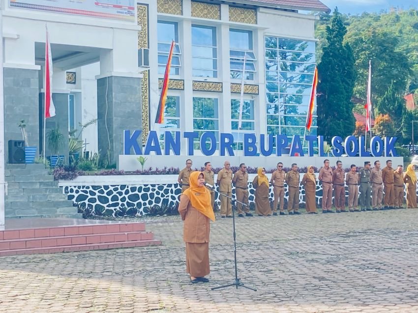 Kepala Dinas Sosial Desmalia Ramadhanur Pimpin Apel Pagi di Lingkup Pemerintah Kabupaten Solok.