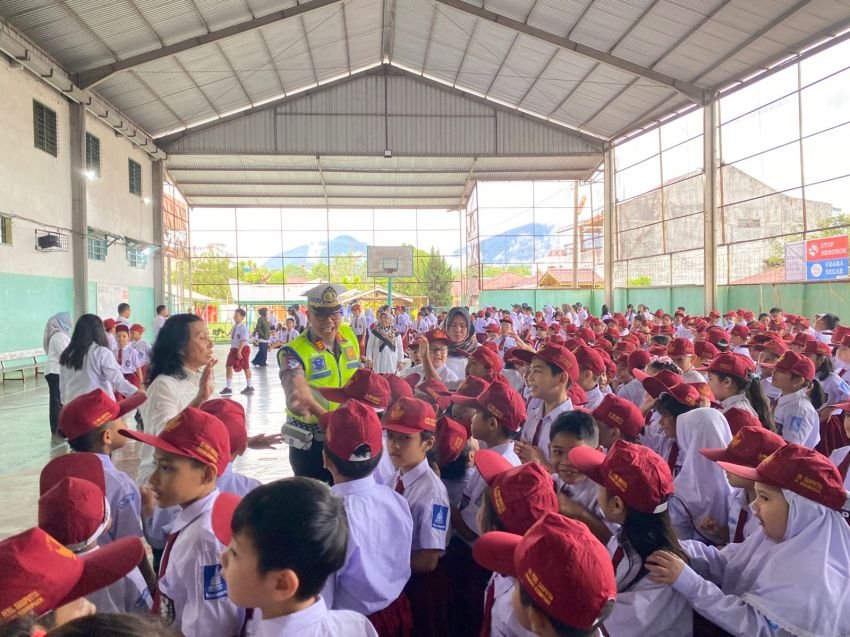 Police Goes to School di SD-SMP Sariputra Padangsidimpuan