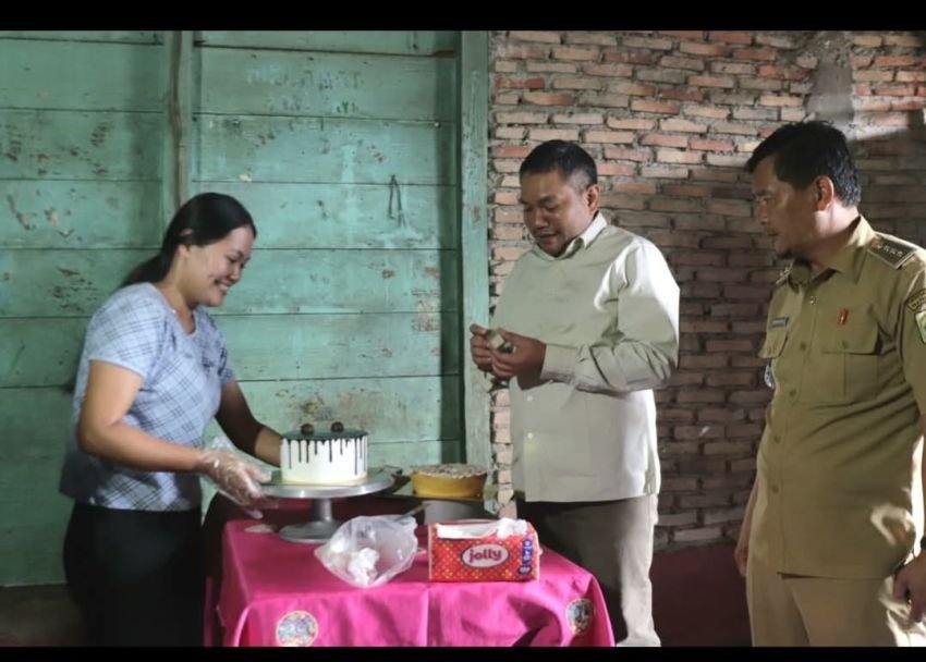Bupati Pakpak Bharat Kunjungi Industri Rumah Tangga Di Kec.Kerajaan