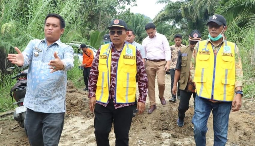 Tinjau Jalan Provinsi Putus Akibat Longsor, Bupati Simalungun Perintahkan Kadis PUTR Lakukan Perbaikan Sementara