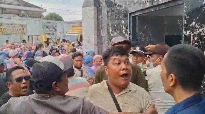 Lagi Lagi Oknum Wartawan jadi Korban Kekerasan dan Intimidasi Dari Aksi Demo di Depan Perusahaan PT.Universal Gloves
