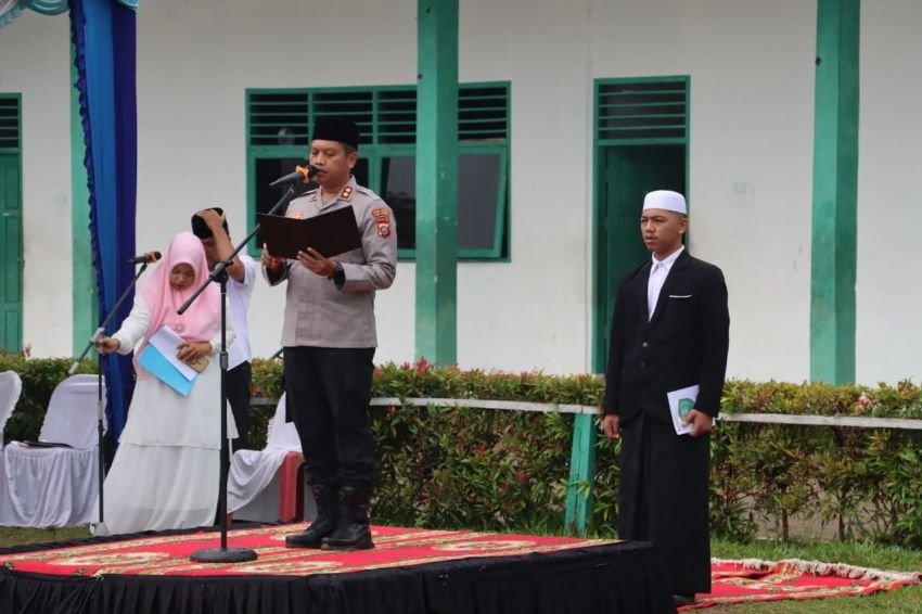 Semangat Santri, Semangat Kebangsaan: AKBP Wira Prayatna Pimpin Apel Hari Santri Nasional di Ponpes Al-Ansor Padangsidimpuan