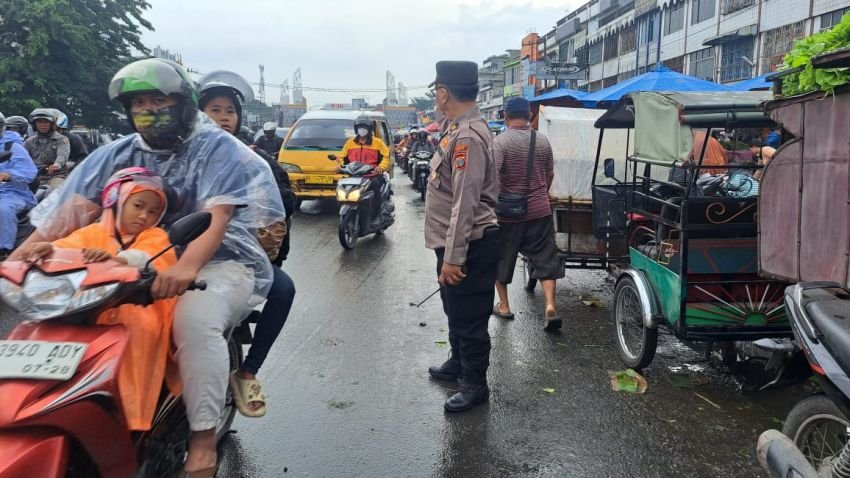 Mengurai Kemacetan, Kanit Samapta Polsek Sunggal Lakukan Pengaturan Lalu Lintas