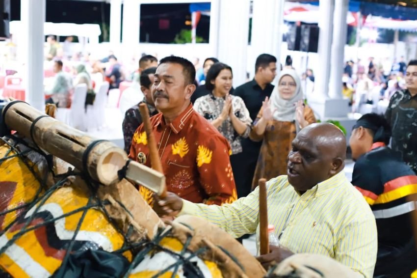 Dalihan na Tolu' dan HAM: Natalius Pigai Puji Filosofi Lokal Mandailing Natal sebagai Akar Kehidupan