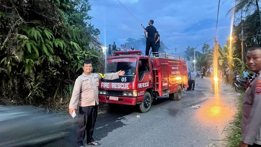 Lahan Kosong di Sidangkal Padangsidimpuan Terbakar, Polisi dan Damkar Bergerak Cepat Padamkan Api