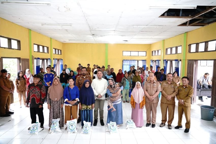 Bupati Pakpak Bharat Menyerahkan Bantuan Sosial Dan Bibit Jagung Serta Padi Gogo Di Kec.Sttu Jehe