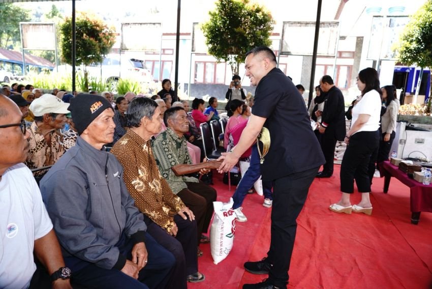 Bupati Pakpak Bharat Salurkan Paket Bantuan rehabilitasi sosial kluster lansia