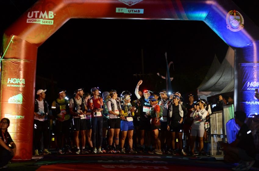 Gubernur Bobby Nasution Lepas Peserta Trail of The Kings, Seribuan Pelari Melintas Panorama Danau Toba
