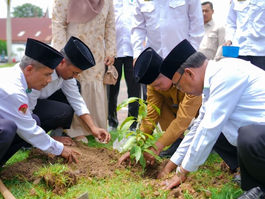 Bupati Solok Ikut Serta Tanam Bibit Pohon dalam Program &ldquo;Catin Nampak&rdquo;