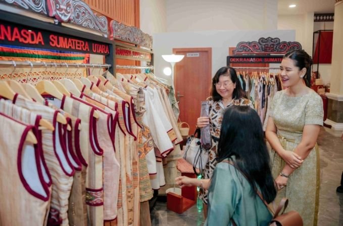 Kahiyang Ayu Perkenalkan Wastra Khas Sumut kepada Istri Dubes AS