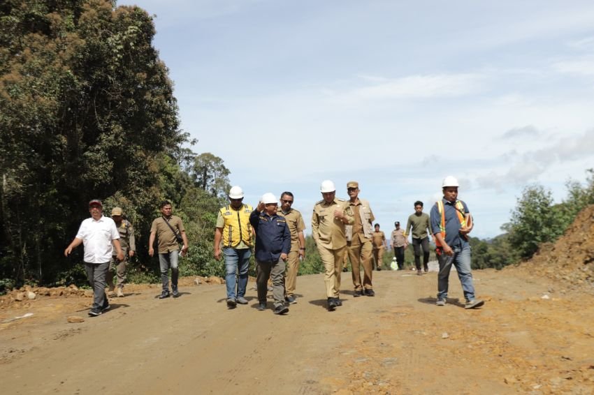 Bupati Pakpak Bharat Bersama Kepala UPT Jalan Jembatan Sidikalang, Meninjau Pengerjaan Jalan