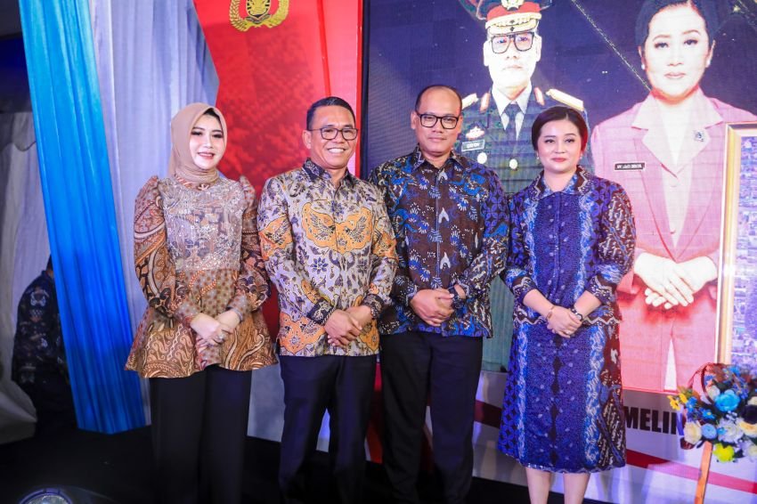Pakaikan Tanjak Melayu ke Kapolrestabes Medan yang Baru, Wakil Wali Kota Berharap Sinergitas Terus Terjalin Atasi Kejahatan Narkoba