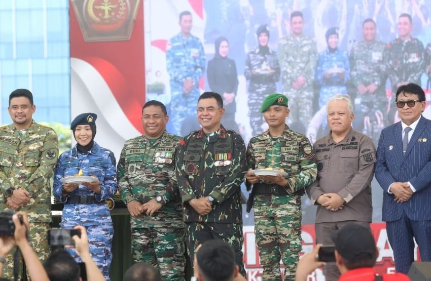 Kajati Sumut Dr.Harli Siregar Hadiri Upacara Peringatan HUT TNI Ke-80 Di Lapangan Merdeka Medan