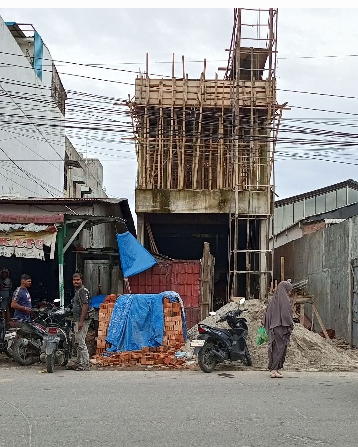 Bangunan Tingkat Tiga di Jalan Besar Sunggal Diduga Berdiri Tanpa PBG