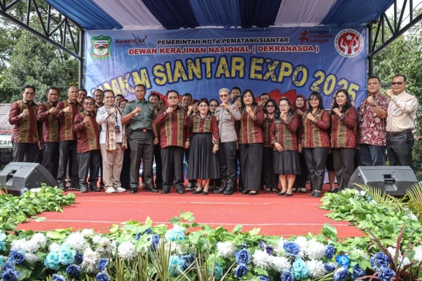 Wali Kota membuka secara resmi UMKM Siantar Expo 2025, di Lapangan Parkir Pariwisata