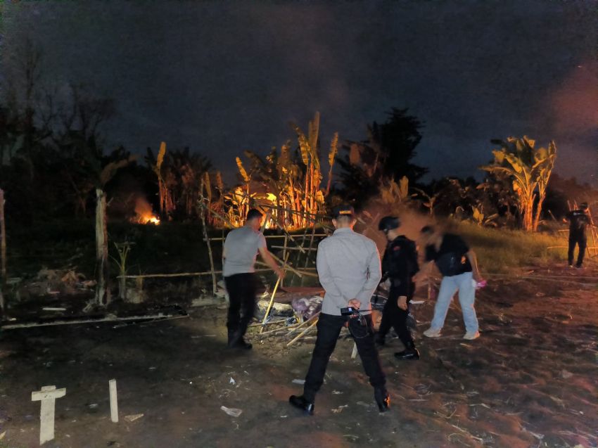 Kapolsek Sunggal dan Personel Gabungan Beserta BKO Sat Brimob Polda Sumut Gerebek Sarang Narkoba