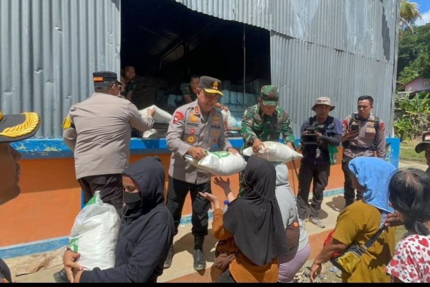 Kapolda Sumut dan Pangdam I/BB Turun Langsung Bagikan Beras untuk Korban Bencana di Tapanuli Tengah