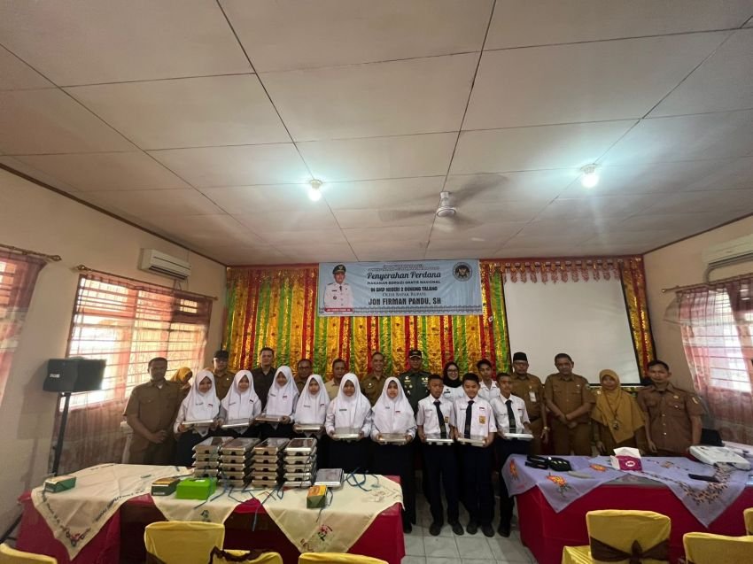 Penyerahan Perdana MBG di SMP Negeri 2 Gunung Talang Oleh Bupati Solok Diwakili Sekretaris Daerah Medison
