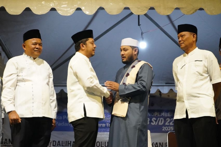 Peringati HUT ke-18, Pemkab Paluta Gelar Tabligh Akbar dan Salurkan Zakat untuk Masyarakat