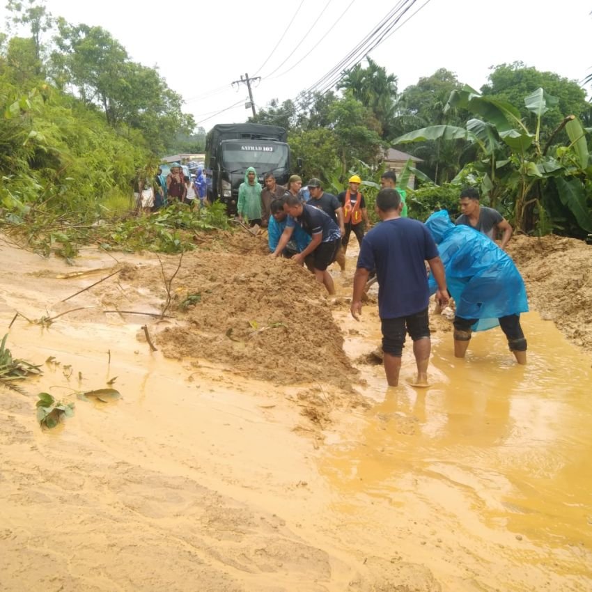 Personel Satrad 103 Sibolga Sigap Bantu Warga Buka Akses Jalan Tertimbun Longsor