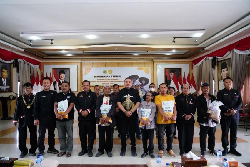 Meningkatkan Ketahanan Pangan,Bupati Pakpak Bharat Menyalurkan Bibit Jagung Dan Padi Gogo