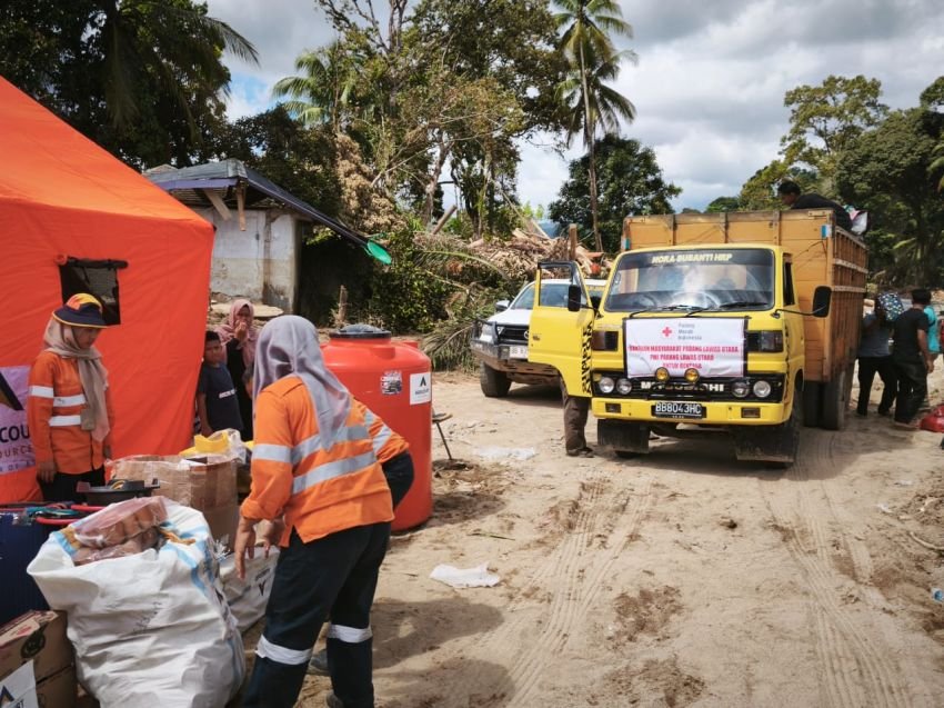 PMI Sumut dan PMI Langkat Salurkan Bantuan Logistik untuk 700 Pengungsi di Rest Area KM 41 Tol Stabat–Tanjung Pura