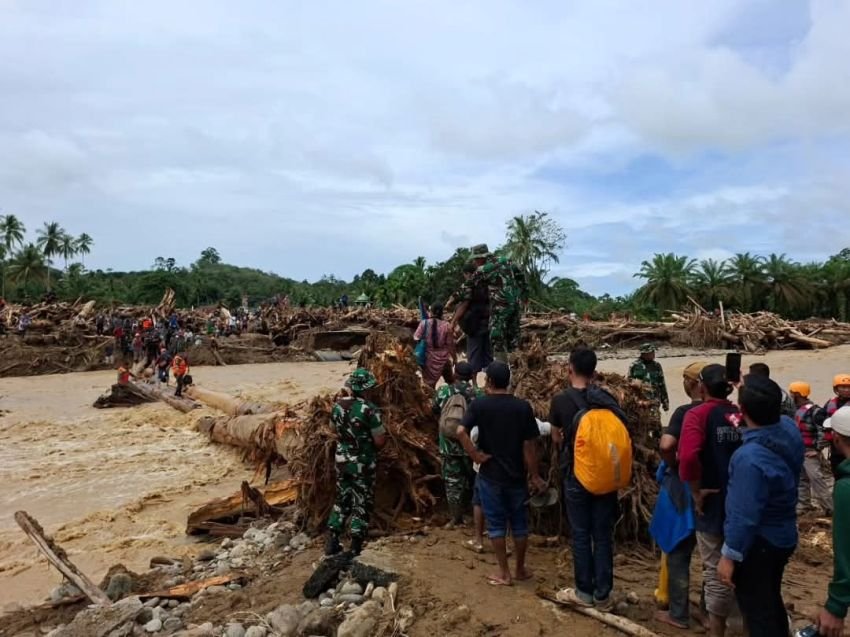 Upaya Cepat Kodim 0212/Tapsel Membuka Jalur Utama Demi Keselamatan Warga Pascabanjir dan Longsor