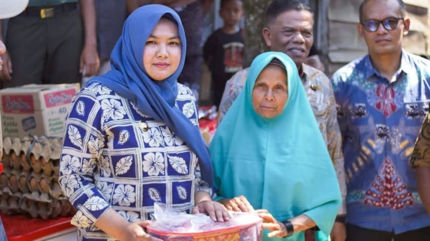 Pemkab Madina dan PMI Serahkan Bantuan kepada Korban Kebakaran di Tebing Tinggi