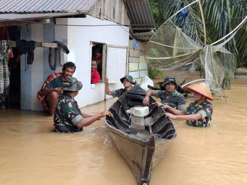 Prajurit Kodim 0212/Tapsel Bantu Evakuasi Korban Banjir Dan Tanah Longsor Diwilayah Tabagsel,Ini Himbauan Letkol Arm Delli Yudha Adi Nurcahyo