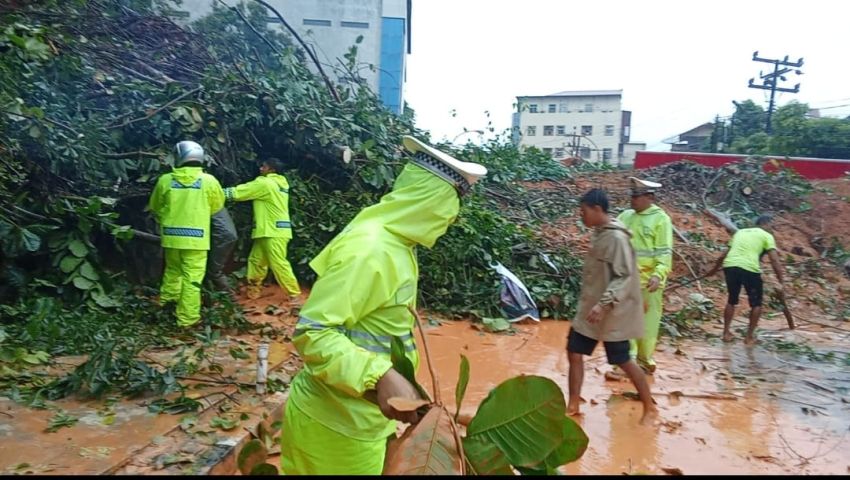 Polda Sumut Kerahkan Kekuatan Penuh Bantu Warga Terdampak Bencana di Sumatera Utara