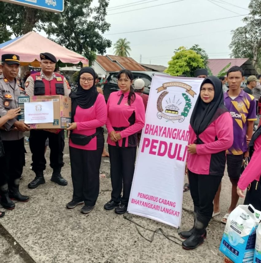 Ketua Bhayangkari Cabang Langkat Salurkan Bantuan untuk Pengungsi Banjir di Hinai