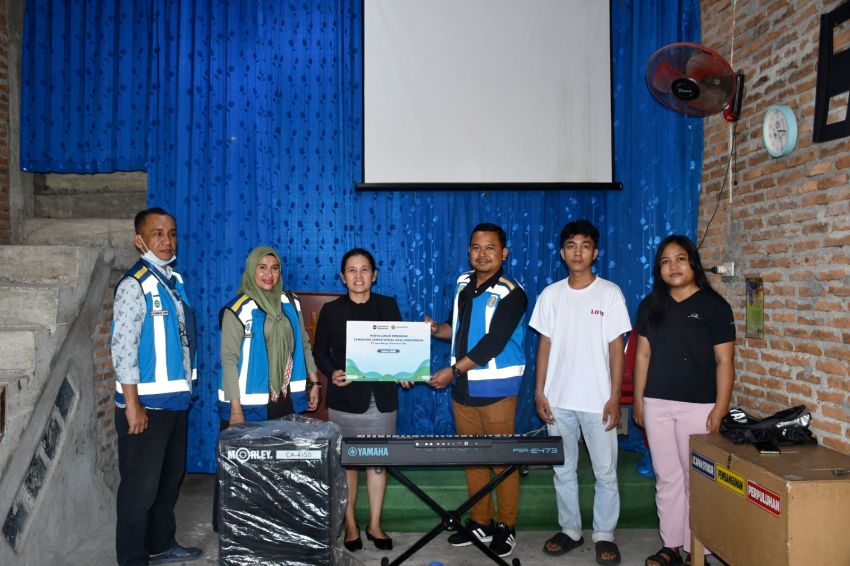 Perkuat Komitmen Keberlanjutan, JNT Salurkan Bantuan Sarana Pendidikan dan Ibadah di Sekitar Ruas Tol Belmera