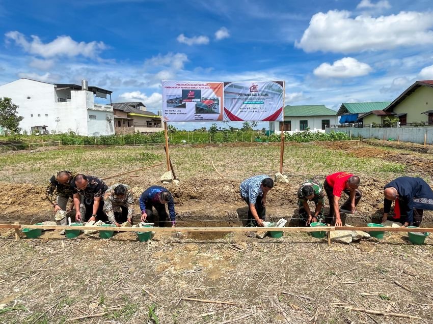 Sekda bersama Deputi Bidang Kelembagaan dan Digitalisasi Kementerian Kemenkop peletakan batu pertama pembangunan gedung Koperasi Merah Putih