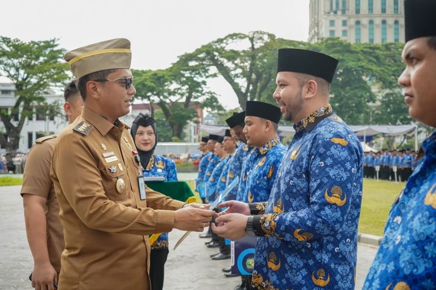 Rico Waas Serahkan 8.533 SK PPPK Paruh Waktu Pemko Medan