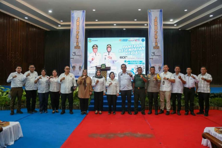 Job Fair atau Pameran Kesempatan Kerja Tahun 2025 yang berlangsung di Aula Universitas HKBP Nommensen Pematangsiantar