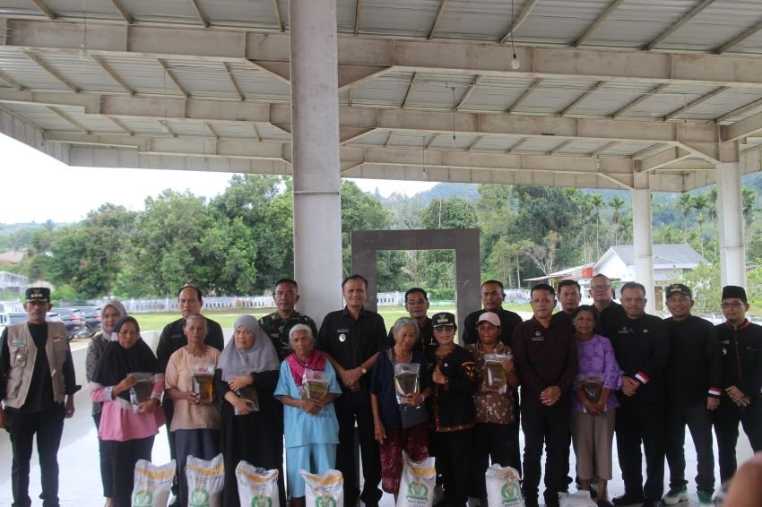 Pemkab.Pakpak Bharat Salurkan Bersama Perum Bulog Salurkan Beras Dan Minyak Goreng