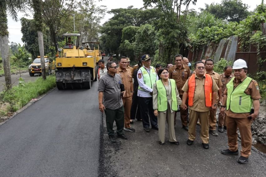 Walikota meninjau langsung pengerjaan rehabilitasi Jalan AMD Kelurahan Tanjung Pinggir Kecamatan Siantar Martoba