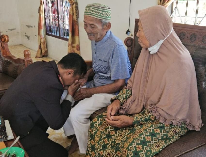 Di Hari Pahlawan, Kapolsek Pantai Labu Sungkem pada Ayah Tercinta di Usia 82 Tahun: "Engkau Pahlawanku"