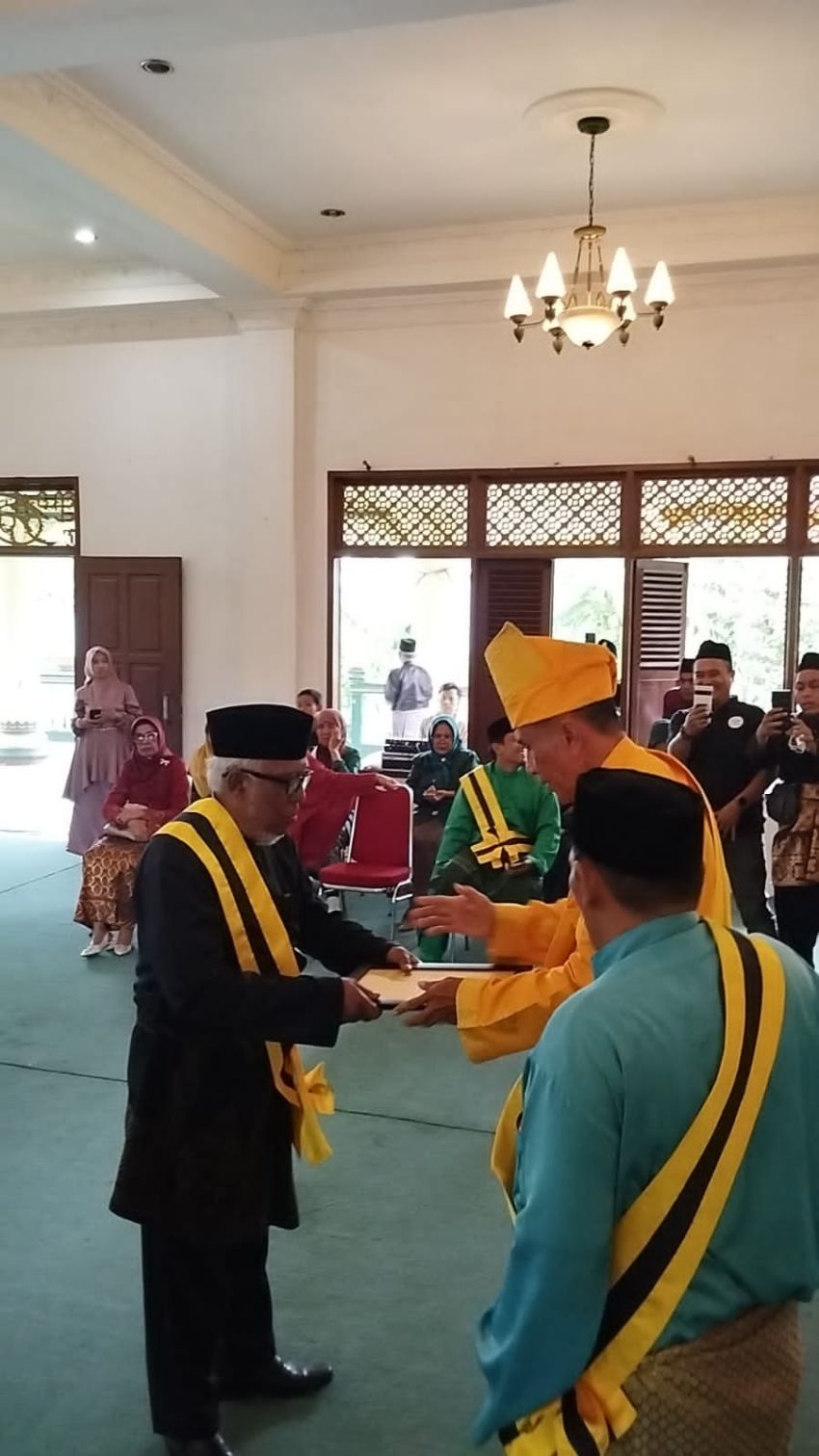 Mengagumkan, Azhari AM Sinik Dianugerahi Gelar Datuk Seri Panglima Warta Diraja Oleh Sultan Langkat ke IV Seri Sultan Harimugaya Abdul Djalil Rahmadsy