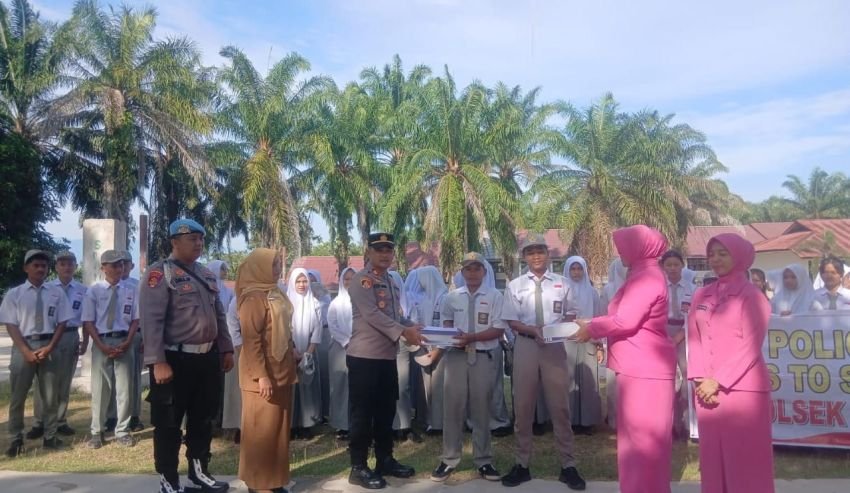 Police Goes to School Kapolsek Sosa Pimpin Upacara SMA Negeri 1,AKP Eko Ady Ranto : Semangat Belajar dan Raih Cita-cita